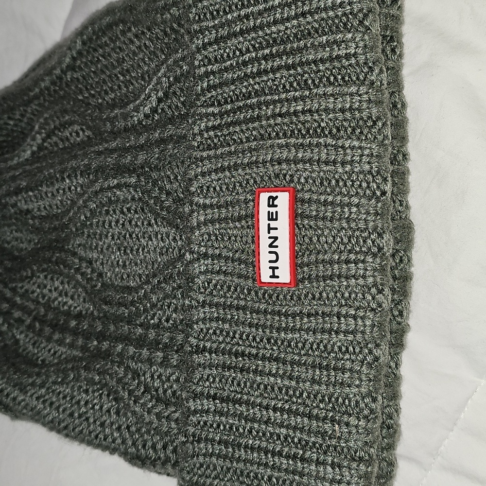 HUNTER GREEN BEANIE. Womens Like New Winter Beanie!! - Picture 3 of 6